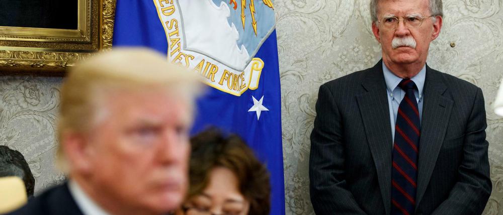 Als US-Sicherheitsberater ist John Bolton auf diesem Bild im Hintergrund von US-Präsident Donald Trump zu sehen.