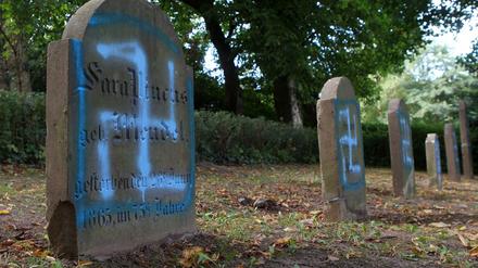 Schmierereien an Grabsteinen auf dem jüdischen Friedhof in Kröpelin (Landkreis Rostock).