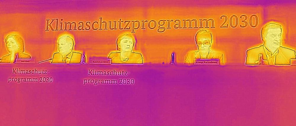 Das Foto einer Wärmebildkamera zeigt Kanzlerin Angela Merkel und Mitglieder des Klimakabinetts bei einer Pressekonferenz zu den Ergebnissen.