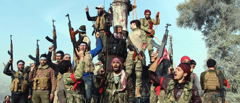 Siegerpose. Kämpfer der Freien Syrischen Armee sind mit türkischen Soldaten in die Stadt Afrin eingedrungen.