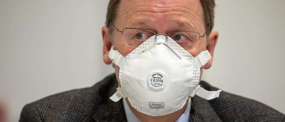 Bodo Ramelow, Thüringens Ministerpräsident, trägt während der Landtagssitzung eine Atemschutzmaske.