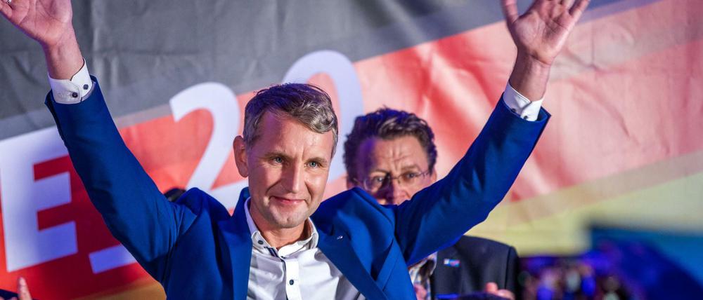 Björn Höcke, Spitzenkandidat der AfD bei der Landtagswahl in Thüringen, lässt sich bei der Wahlparty von seinen Anhängern feiern.