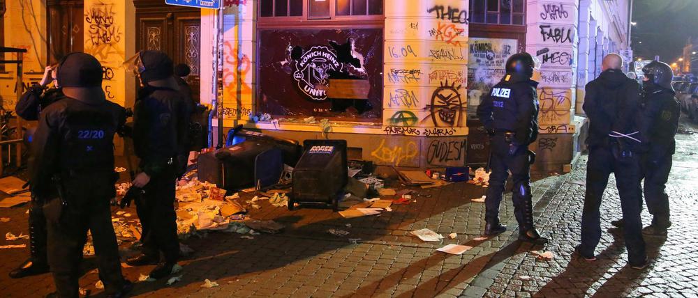 Ein ganzer Stadtteil wurde verwüstet. Rund 250 vermummte Hooligans randalierten am 11. Januar 2016 in Leipzig-Connewitz. 