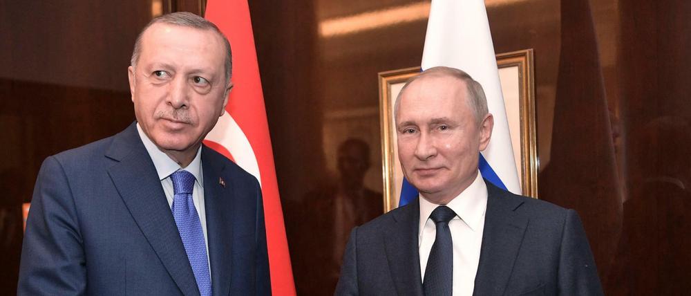Recep Tayyip Erdogan, Präsident der Türkei, und Wladimir Putin (r), Präsident von Russland, sprachen im Bundeskanzleramt über Libyen.