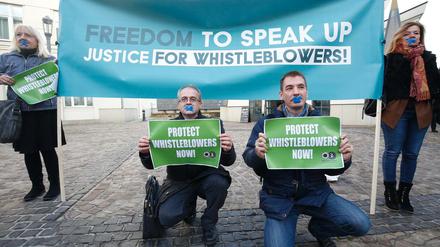 Menschen protestieren bei einer Demo in Luxemburg für besseren Whistleblower-Schutz.
