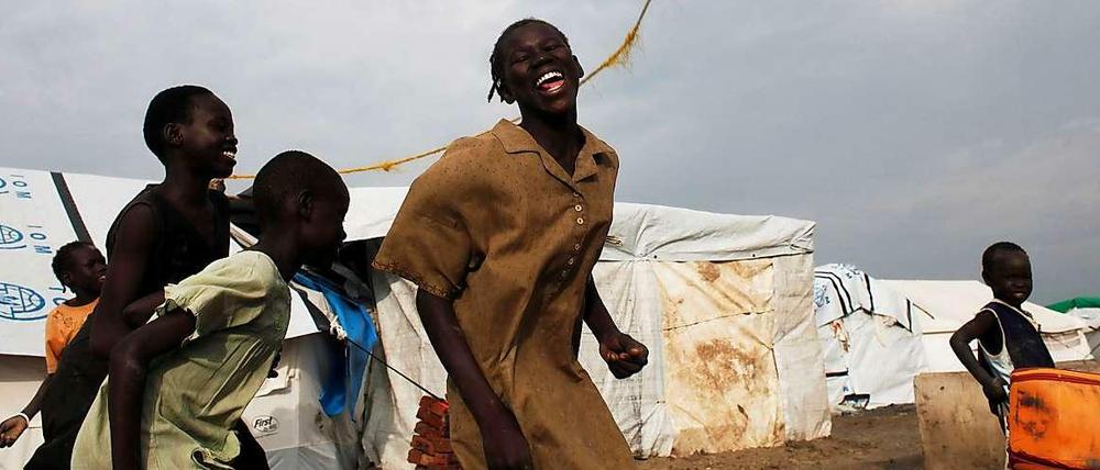Mädchen auf dem Gelände der UN-Friedenstruppe Unmiss in Malakal spielen. Der Südsudan ist seit Beginn der politischen Krise zwischen dem Präsidenten und seinem ehemaligen Vizepräsidenten komplett ins Elend gerutscht. Die neuen Nachhaltigkeitsziele ziehen daraus den Schluss, dass Entwicklung im Krieg nicht möglich ist. 