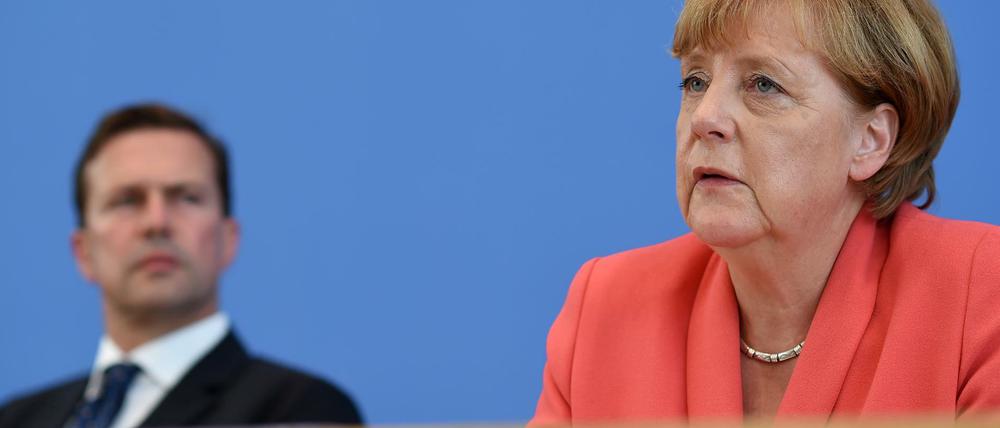 Bundeskanzlerin Angela Merkel (CDU), neben ihr Regierungssprecher Steffen Seibert.