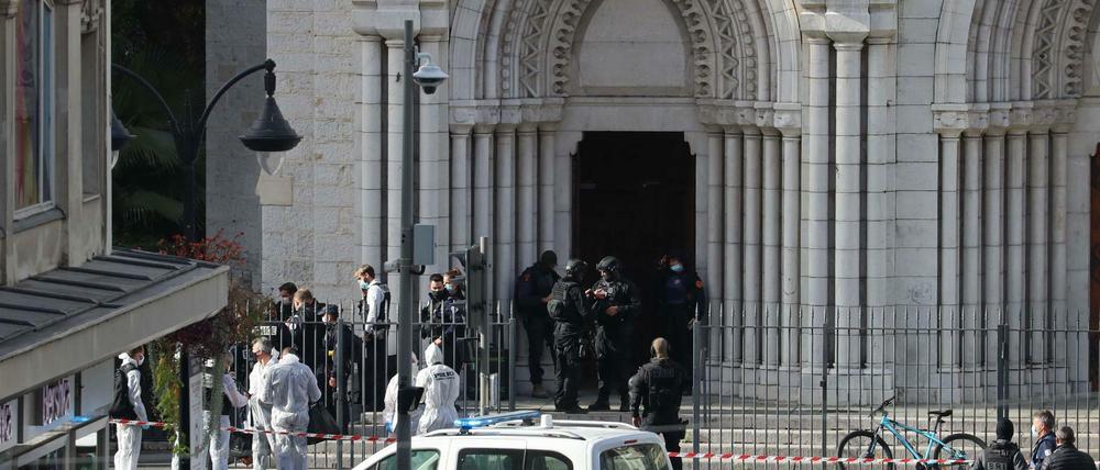 Nizza: Polizisten der Eliteeinheit Raid treffen ein, um die Kirche Notre-Dame nach einem Messerangriff zu durchsuchen.