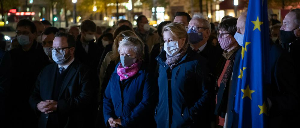 Zeichen der Anteilnahme: Nach dem Mord an Samuel Paty trauerten deutsche Politiker vor der französischen Botschaft in Berlin.