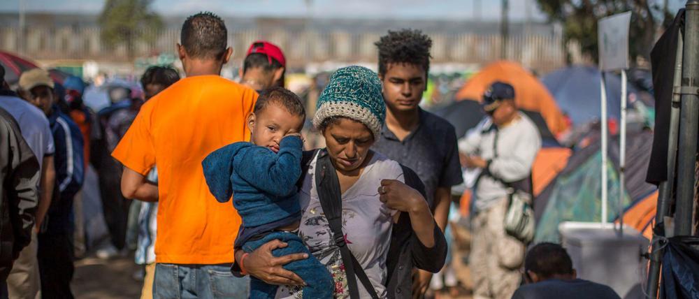 Migranten an der mexikanischen Grenze zu den USA. Die UN will die weltweite Migration neu regeln. Foto: Omar Martinez/dpa 