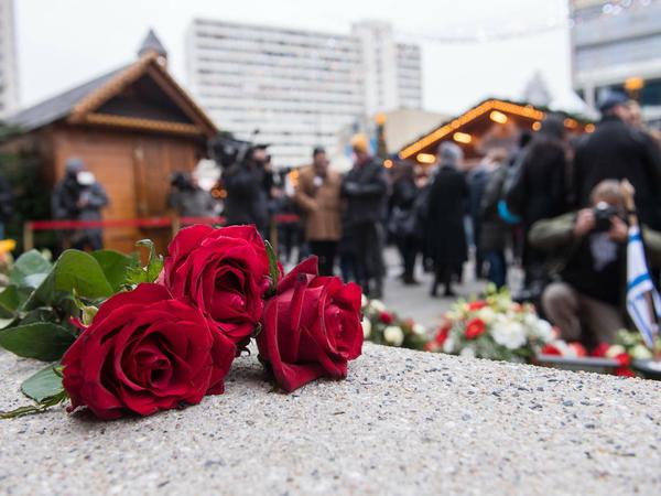 Mit Rosen gedenken Berliner den Opfern des Anschlags am am zweiten Jahrestag auf dem Breitscheidplatz.