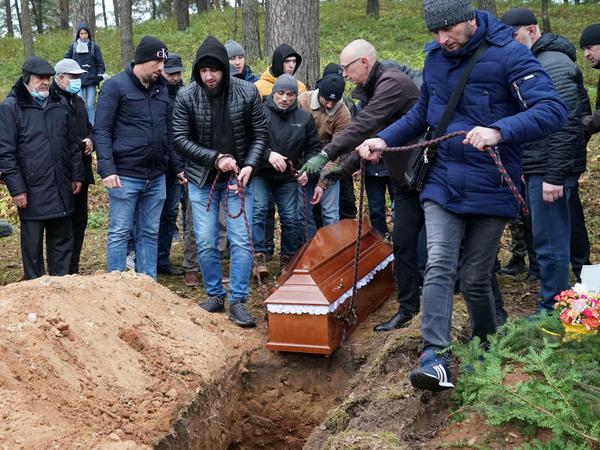 Begräbnis eines muslimischen Migranten auf dem Friedhof in Bohoniki in Nordostpolen, der an an den Folgen der Unterversorgung im Grenzgebiet starb. 