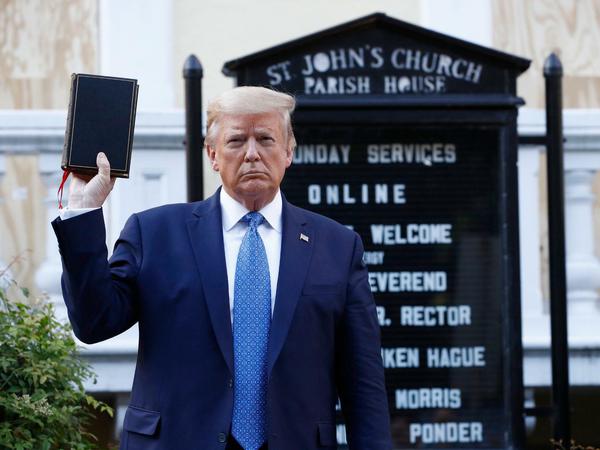 Zweck des gewaltsamen Polizeieinsatzes vor dem Weißen Haus: Wahlkampfauftritt von Donald Trump mit Bibel.
