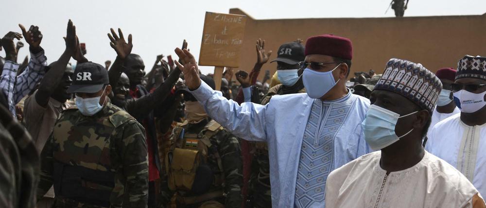 Der Präsident des Niger Mohamed Bazoum bei einem Besuch in der Region Tillabéri.