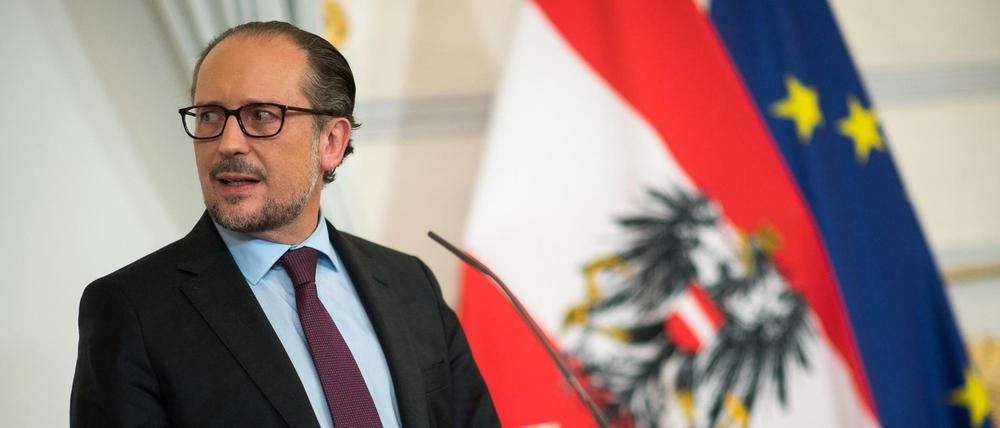 Alexander Schallenberg (ÖVP), Bundeskanzler von Österreich, spricht auf einer Pressekonferenz nach einer Krisensitzung mit den Ministerpräsidenten. 