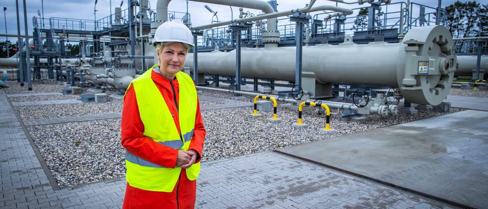 Manuela Schwesig (SPD), Ministerpräsidentin von Mecklenburg-Vorpommern, besucht 2020 am Industriehafen die Gas-Anlandestation der Ostseepipeline Nord Stream 2. 