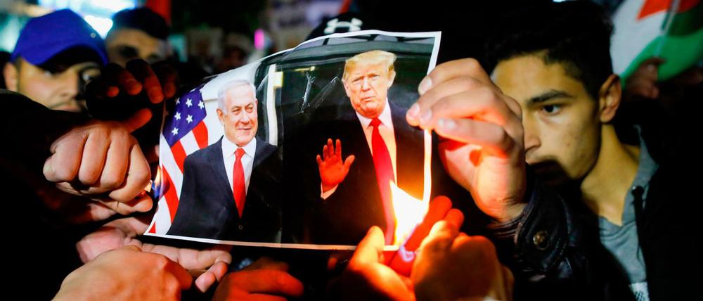 Unmittelbare Reaktion: Palästinenser prostestierten gegen den neuen Nahostplan, unter anderem, indem sie ein Foto verbrannten, das Trump und Netanjahu zeigt.
