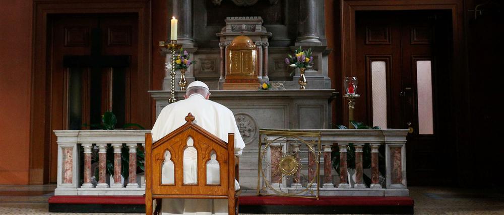 Papst Franziskus betet in Irland in einer Kapelle, die dem Gedenken an von Priestern missbrauchten Minderjährigen gewidmet ist - aber das reicht nicht. 