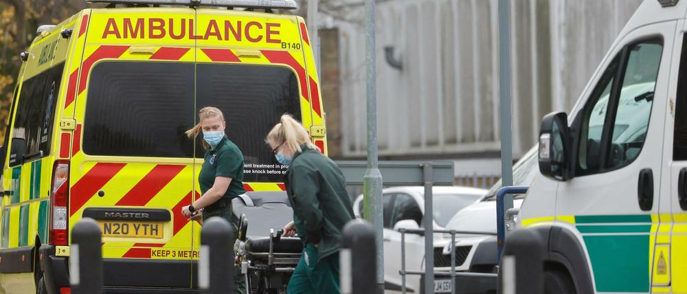 Rettungskräfte in London bereiten einen Krankenwagen vor.