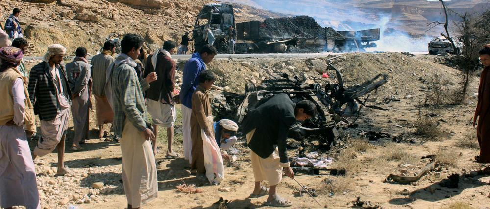 Jemeniten betrachten den Schaden nach einem Luftangriff der von Saudi-Arabien geführten Allianz in Saada. 