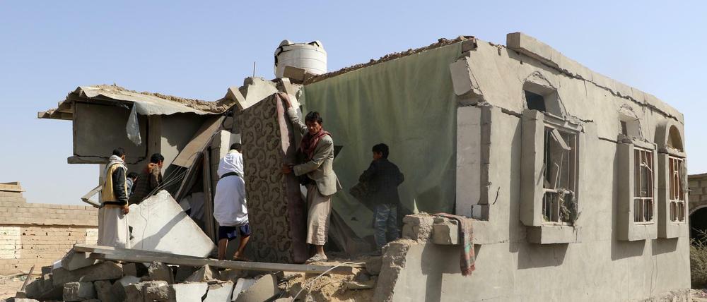 Ein durch einen Luftangriff zerstörtes Haus im Jemen. 