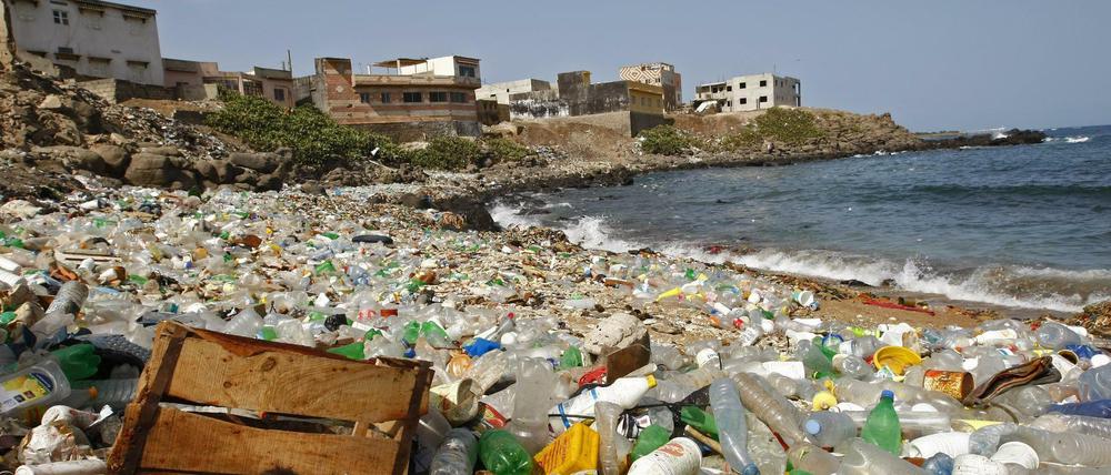 Weltweit sind Meere und Strände mit Plastik vermüllt - wie hier bei Ngor Dakar im Senegal.