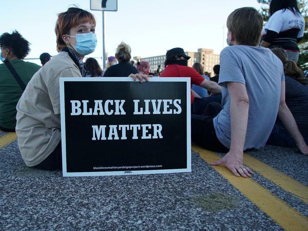 An den Protesten beteiligen sich auch viele Weiße wie hier in St. Louis.