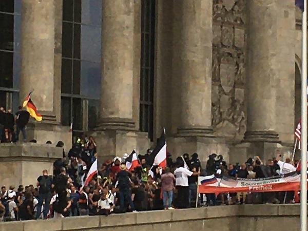 Die Polizei hatte alle Mühe, die Demonstranten vor dem Reichstag abzudrängen.