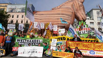 Umwelt- und Verbraucherschützer sowie Gewerkschafter demonstrierten mit einem Trojanischen Pferd in Bratislava.