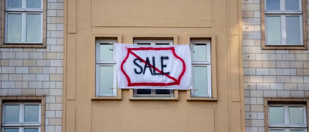 Mit einem Plakat hatten sich Mieter in der Karlz-Marx-Allee gegen den Verkauf von Wohnungen an die Deutsche Wohnen SE gewehrt.
