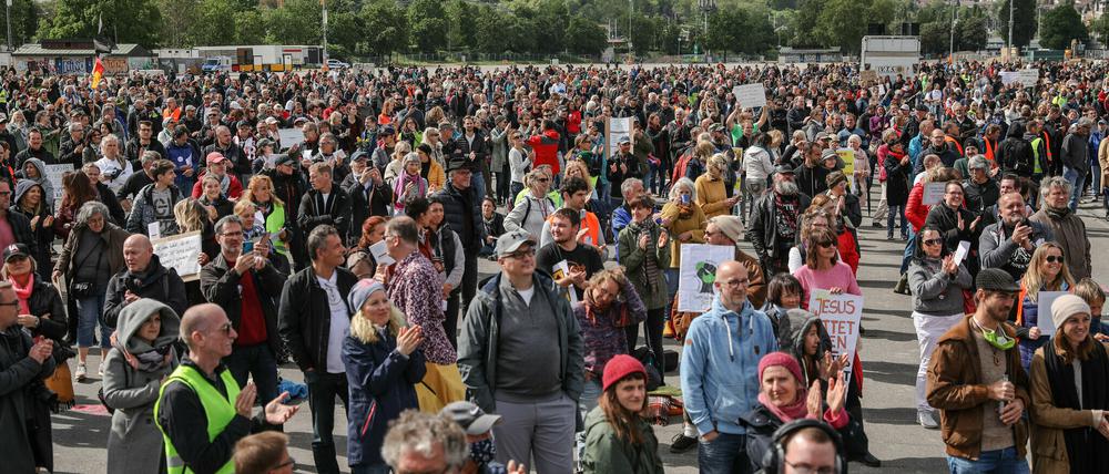 Zahlreiche Menschen protestierten trotz Pandemie am Samstag auf dem Gelände des Cannstatter Wasen in Stuttgart.