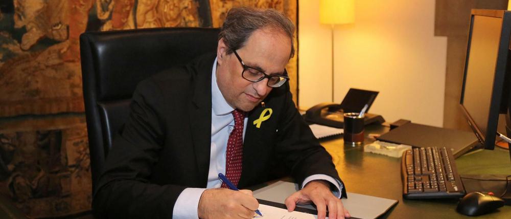 Der katalanische Regionalpräsident Quim Torra unterschreibt ein Dokument. Torra hat mehrere Ministerposten neu besetzt und damit offenbar die Blockade bei der Regierungsbildung in der Krisenregion gelöst. 
