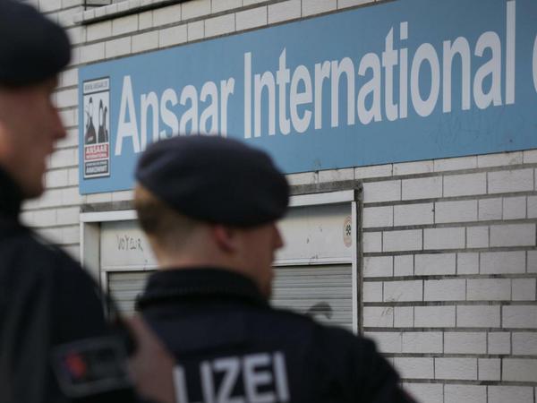 Polizeibeamte stehen vor dem Gebäude der Ansaar International in Düsseldorf.