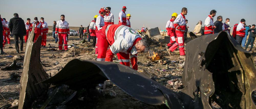 Suche in Wrackteilen des ukrainischen Flugzeugs nahe Teheran