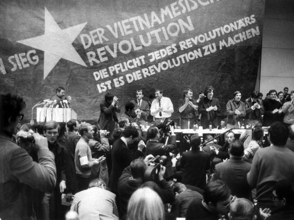 17.02.1968, Berlin: Etwa 3000 Personen, meist Studenten, nehmen an der vom Sozialistischen Deutschen Studentenbund (SDS) durchgeführten «Internationalen Vietnam-Konferenz» in der TU teil.