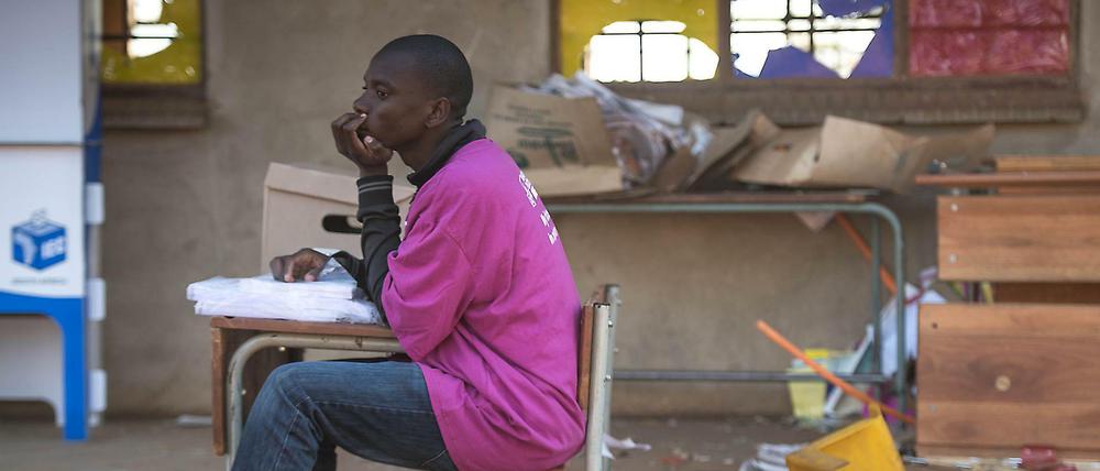 Ein unabhängiger Wahlhelfer wartet auf Wähler in Vuwani, Südafrika