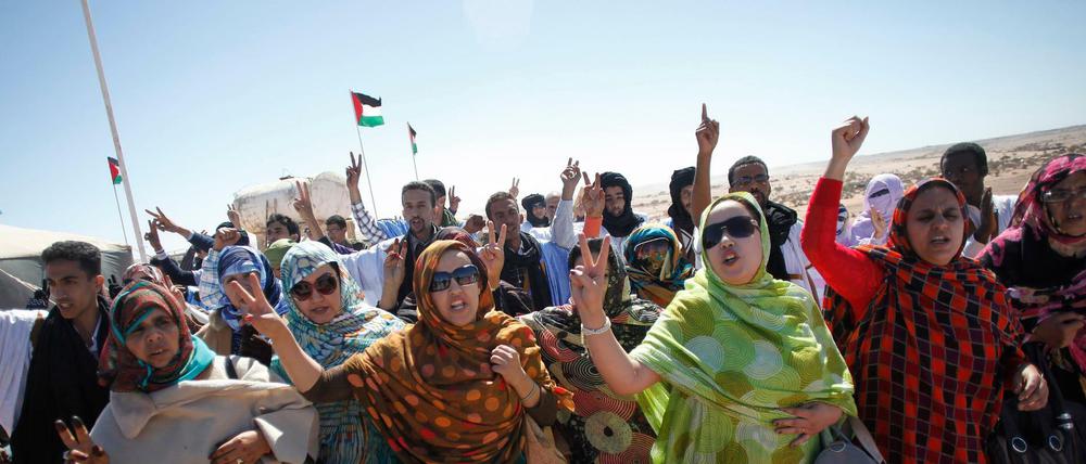 Saharaui demonstrieren für die Freiheit der Westsahara. Sie möchten auf ihr Schicksal, in der Wüste im Südwesten von Algerien, aufmerksam machen.