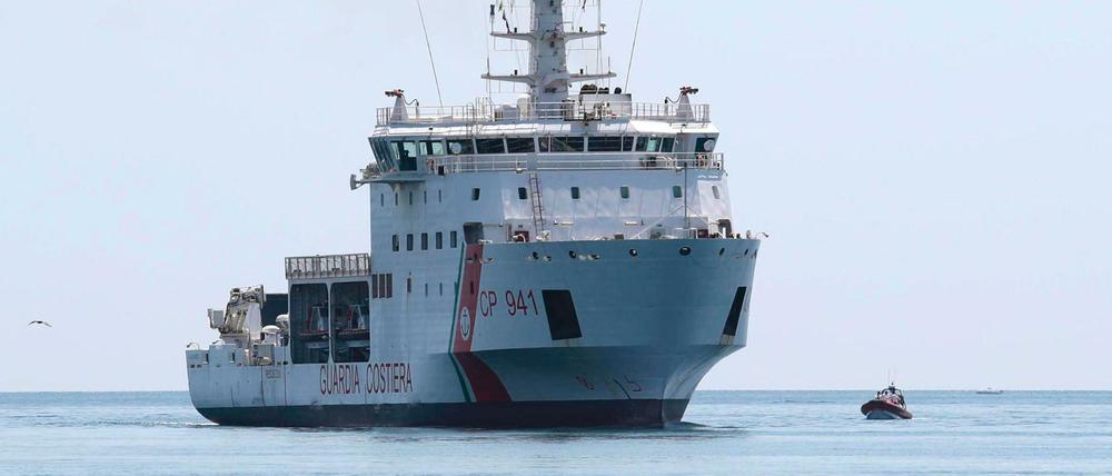 Das Foto zeigt das Schiff «Diciotti» der italienischen Küstenwache, an dessen Bord sich 177 Migranten befinden, die seit drei Tagen auf Hoher See ausharren. 