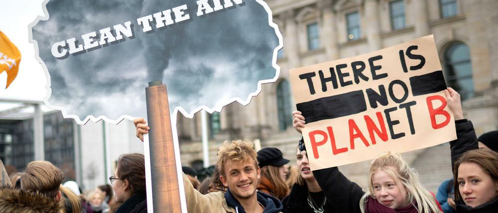 Saubere Luft und zwar für diese Erde, forderten Schüler bei dem Streik vor dem Berliner Reichstag im Dezember.