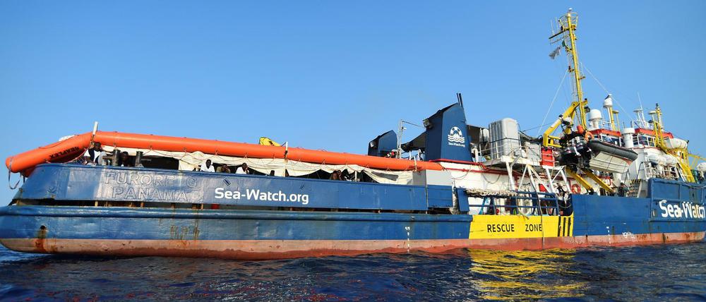 Das Schiff Sea-Watch 3 rund eine Meile vor dem Hafen von Lampedusa.