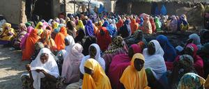 Zahlreiche Frauen trauern am in Maiduguri (Nigeria) über den Tod eines Familienmitglieds.