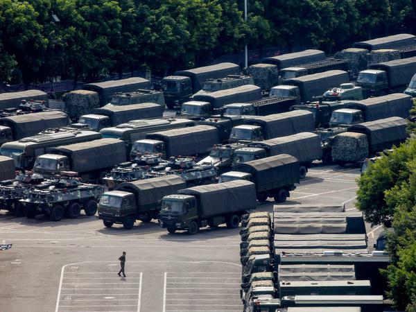 Chinesische Militärfahrzeuge in der an Hongkong grenzenden Stadt Shenzhen