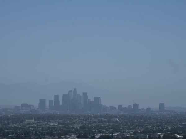 Die Skyline von Los Angeles verschwindet im Smog. Die Treibhausgas-Konzentration in der Atmosphäre ist nach Messungen der Klimaforscher noch nie so schnell gestiegen wie im vergangenen Jahr. 