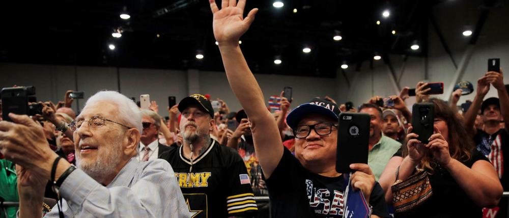 Anhänger von Donald Trump feiern den Präsidenten bei einem Auftritt in Las Vegas.
