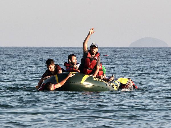 Syrer haben es in einem Schlauchboot zur Insel Kos geschafft. Als der Motor versagte, paddelten sie mit den Händen und zogen das Boot schwimmend nach Griechenland.