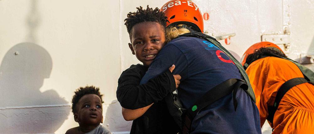 Helfer bringen Flüchtlingskinder aus einem Schlauchboot an Bord des Schiffes „Alan Kurdi“.