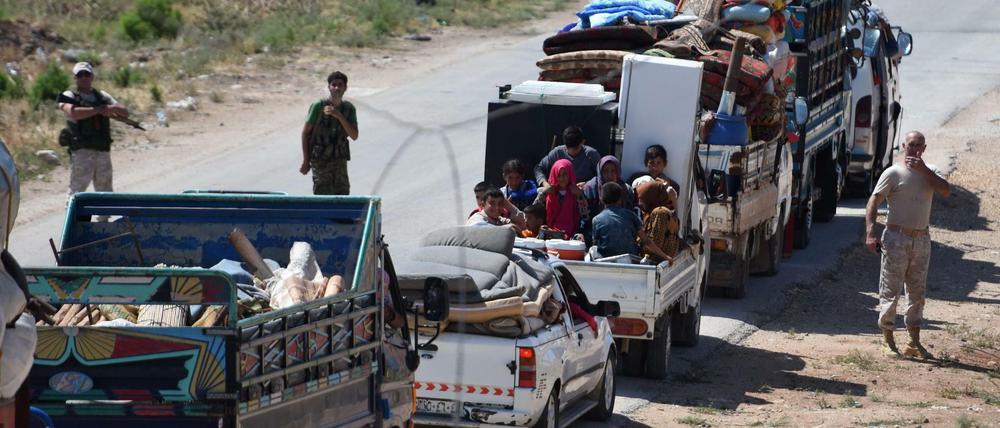 Syrer passieren einen Checkpoint in der Provinz Idlib, in der die letzten Assad-Gegner leben.