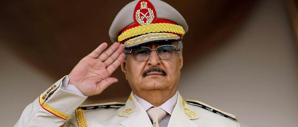 General Chalifa Haftar führt ostlibysche Truppen in den Kampf gegen die westlibysche Regierung.