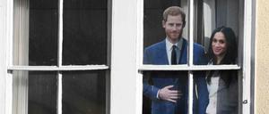 Wie machen sich die beiden hinter bürgerlichen Fenstern? Zwei Pappfiguren von Herzogin Meghan und Prinz Harry 