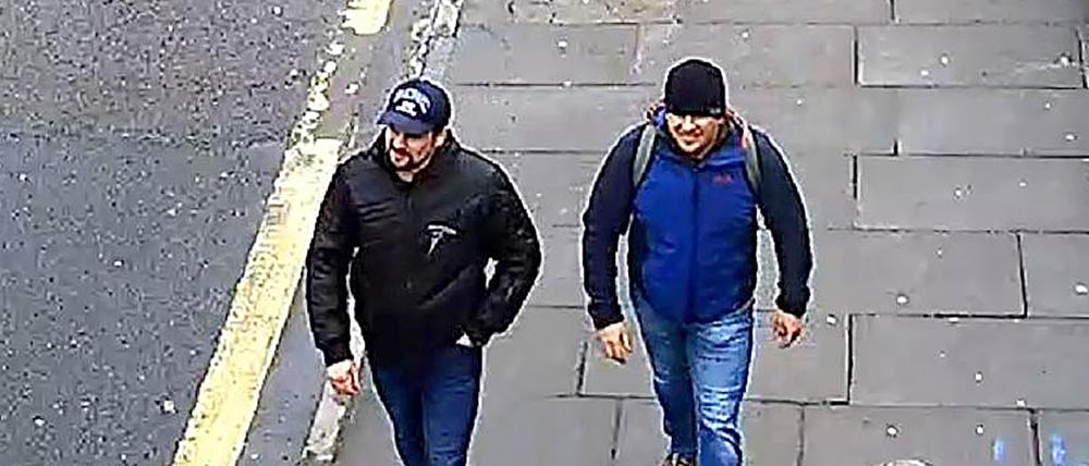 Ruslan Boshirov (links) und Alexander Petrov am 4. März 2018 im britischen Salisbury. Britische Ermittler gehen davon aus, dass die beiden Russen kurz vor dieser Aufnahme einen Anschlag auf den russischen Ex-Spion Sergej Skripal mit dem Nervengift Nowitschok verübten. 